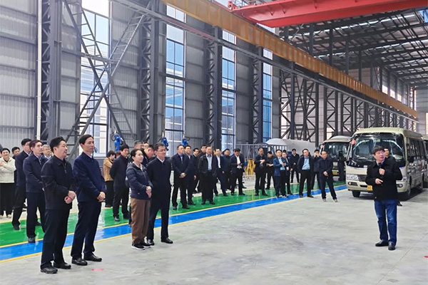 市委書記張倫率全市工業(yè)重點項目現場觀摩團蒞臨公司現場觀摩